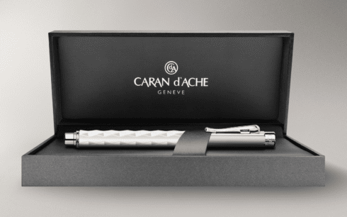 stylo plume de marque stylo à plume de marque sur un support blanc