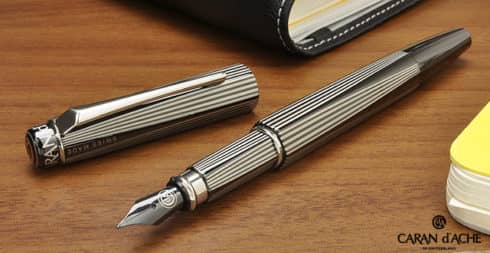 stylo plume de marque stylo à plume de marque sur un support blanc