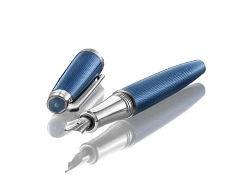 stylo plume de marque stylo à plume de marque sur un support blanc
