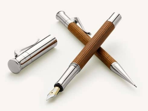 stylo plume de marque stylo à plume de marque sur un support blanc
