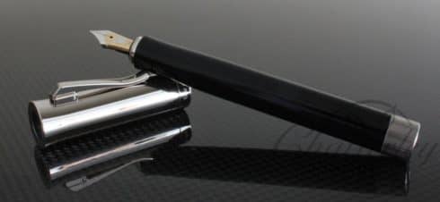 stylo plume de marque stylo à plume de marque sur un support blanc