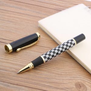 stylo à bille quadrillé sur un support blanc