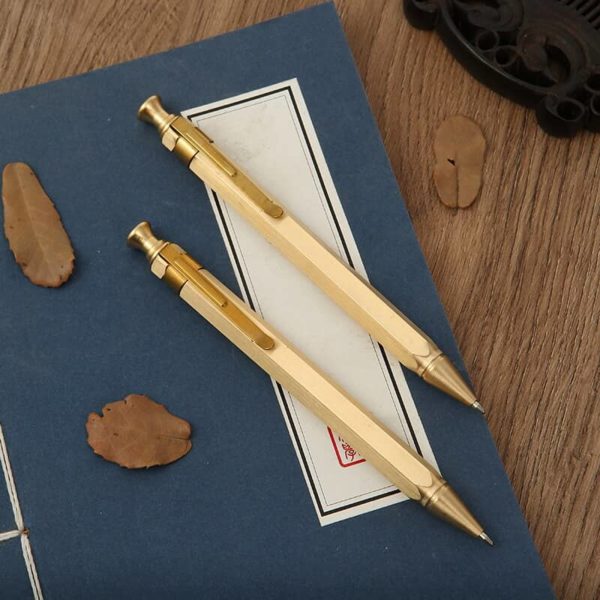 stylo à bille doré de luxe sur un support en bois
