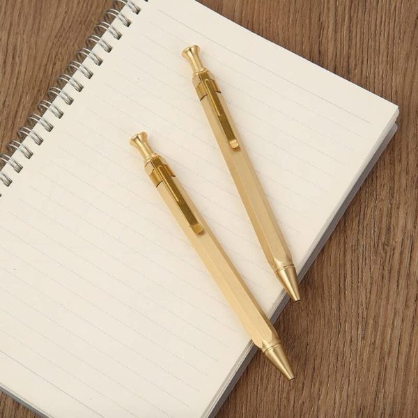 stylo à bille doré de luxe sur un support en bois