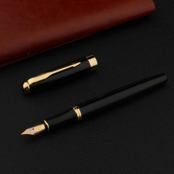 stylo plume classique doré sur support noir