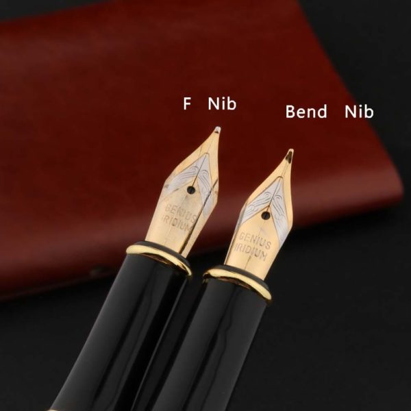 stylo plume classique doré sur support noir
