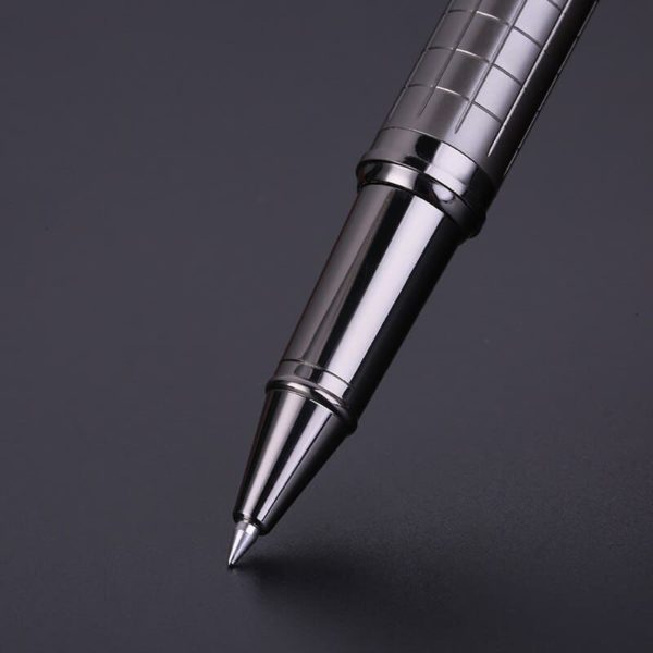 stylo bille argenté en métal sur un support noir