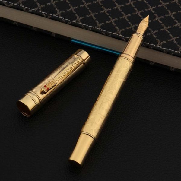 stylo plume de luxe doré sur fond noir