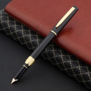 stylo plume de luxe noir sur fond noir