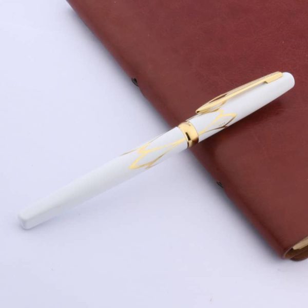 stylo plume de luxe blanc sur fond blanc