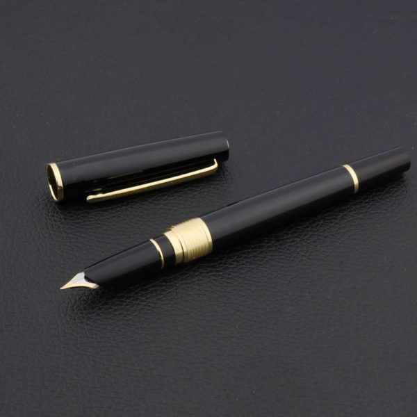 stylo plume de luxe noir sur fond noir