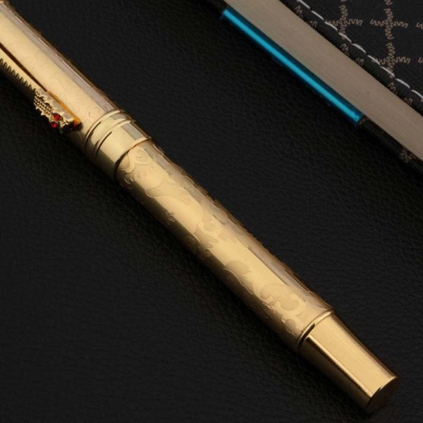 stylo plume de luxe doré sur fond noir