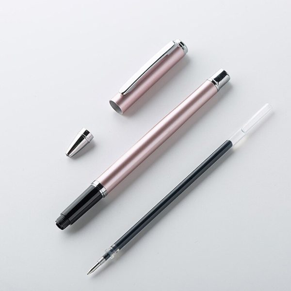 stylo à bille de qualité sur un support blanc