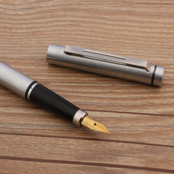 stylo à plume de qualité sur un support en bois