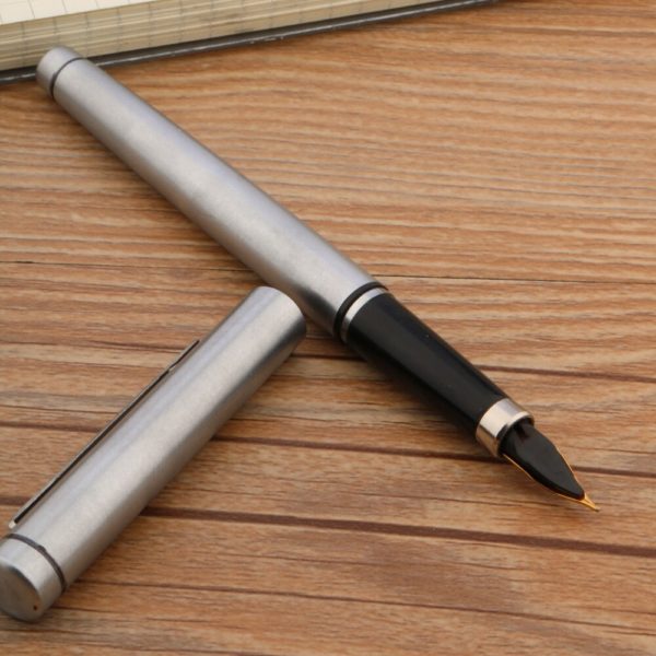 stylo à plume de qualité sur un support en bois