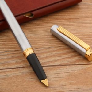 stylo à plume doré vintage sur un support en bois