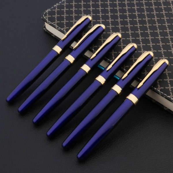 stylo à plume calligraphie bleu sur un support noir