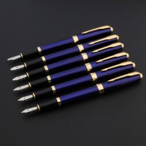 stylo à plume calligraphie bleu sur un support noir