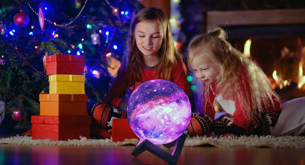 fille-ouvre-cadeau-de-noel-lampe-lune fille-ouvre-cadeau-de-noel-lampe-lune