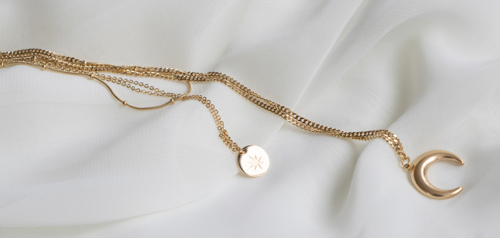 collier-lune-en-or-avec-medaillon-étoile collier-lune-en-or-avec-médaillon-étoile
