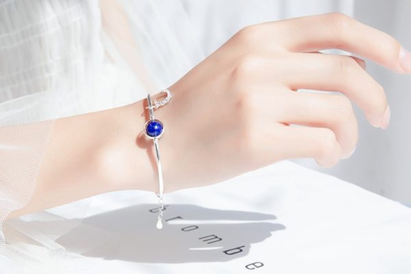 Bracelet lune au cristal bleu main droite (Argent)
