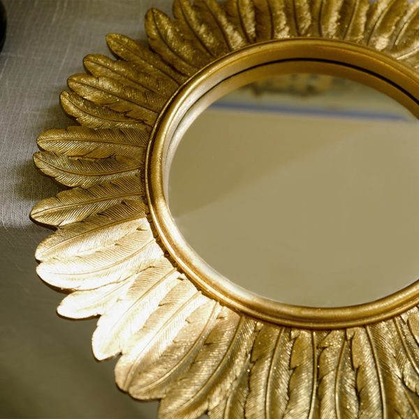 Miroir soleil Plume d'or présentation vintage accroché au mur