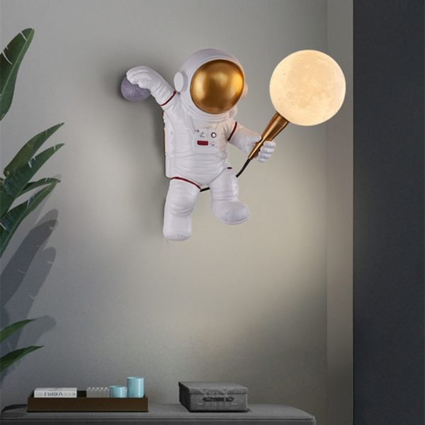 lampe lune astronaute acrobate sure mur