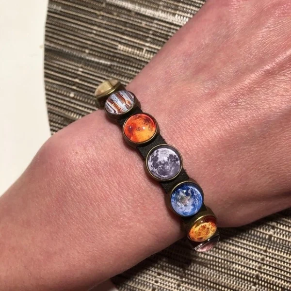bracelet planete en cuir sur une main