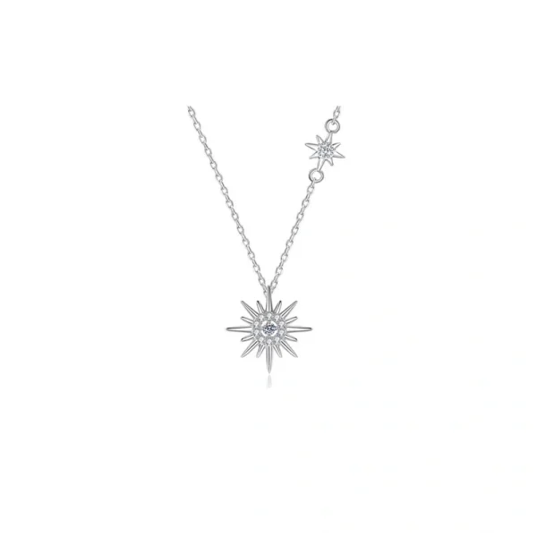 collier soleil étoile de diamant sur fond blanc