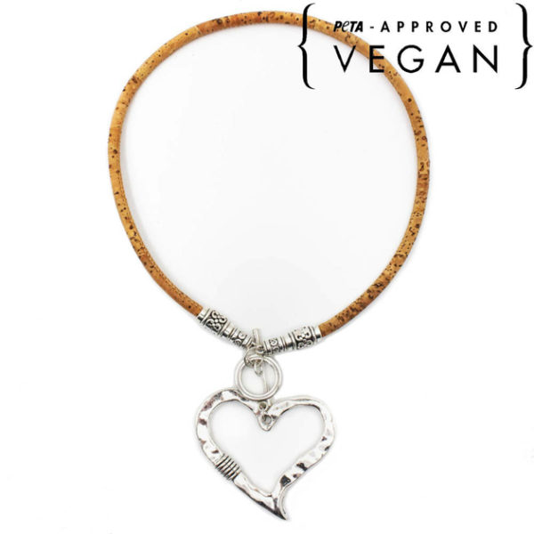 collier en liège grand coeur avec logo peta approve vegan
