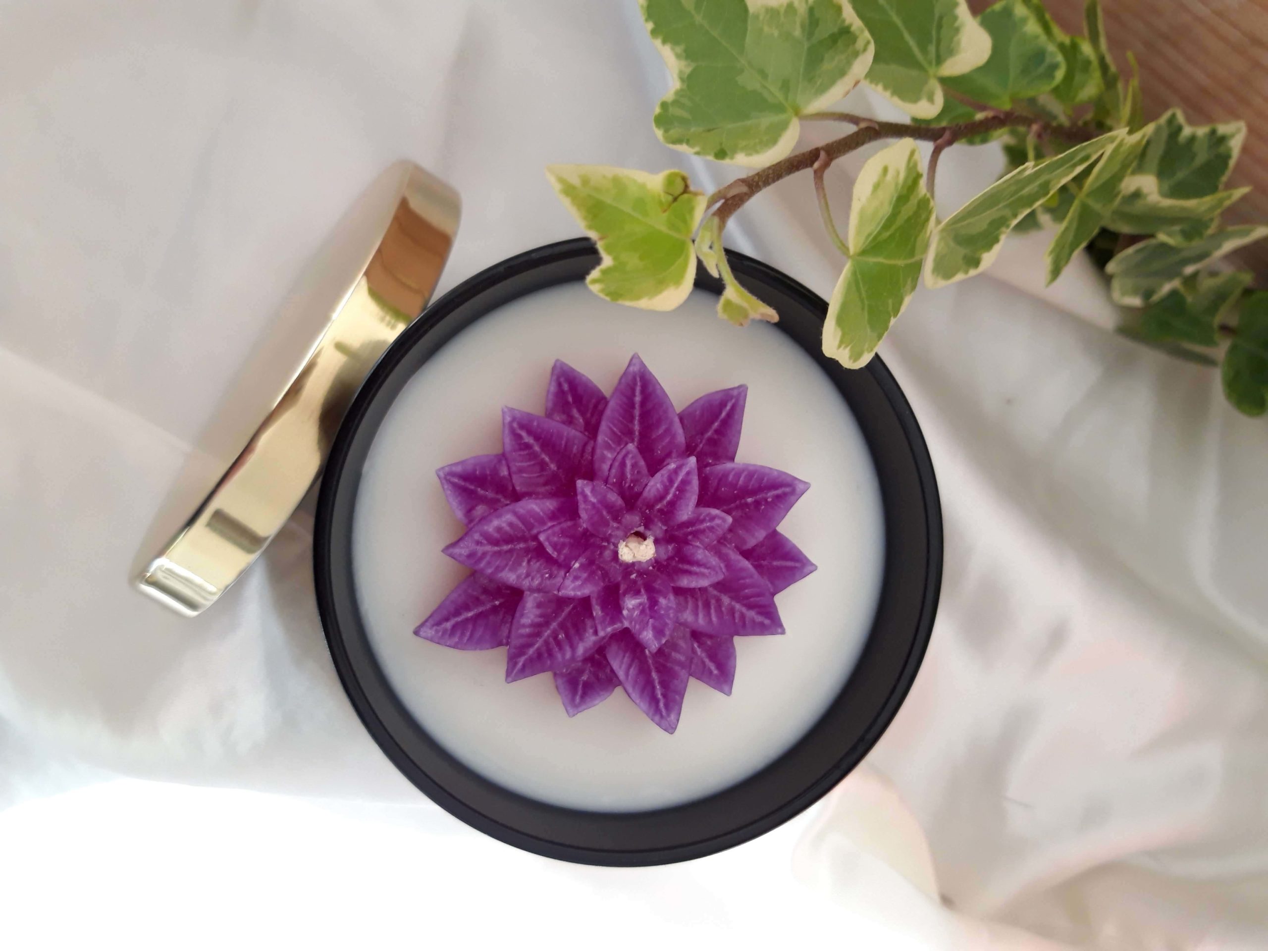 bougie chic frangipanier jasmin bougie chic parfumée en cire de soja avec une fleur en cire de palme violette