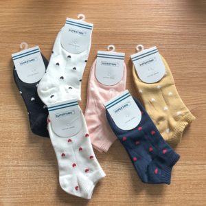 Chaussettes Ritsuko couleurs unies avec motifs coeurs