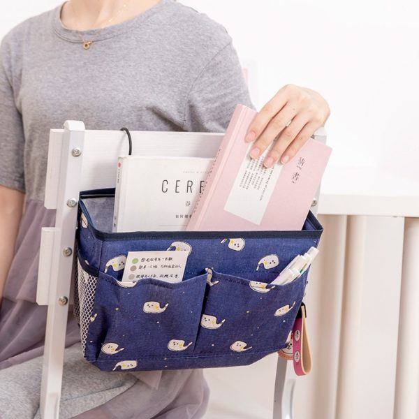 sac de rangement avec pochettes accroché à une chaise