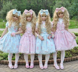 4 filles habillée en sweet lolita en robe rose et bleu