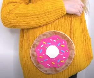 Sac DIY en forme de donut rose porté par une fille