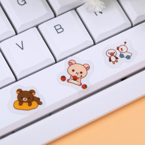 Sticker ourson mural pour enfant collé sur un clavier numérique
