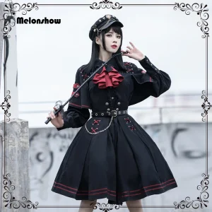 Tenue de femme gothique Lolita en robe noir et rouge et une cravache